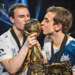 Perkz and Caps kissing their trophy